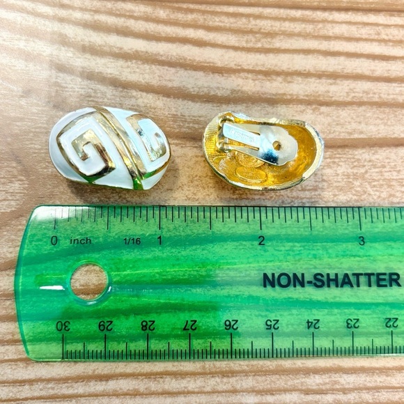 Mimi Di N Signed Vintage 1974 Gold Tone and White Enamel Clip On Earrings - Picture 9 of 9